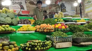 সবজির পাশাপাশি বেড়েছে ডিম ও পেঁয়াজের দাম