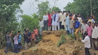 বন্যাদুর্গত মানুষের পাশে সরকার, ক্ষয়ক্ষতির জরিপ শেষে পুনর্বাসন: স্বরাষ্ট্রমন্ত্রী