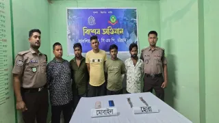 নতুনব্রিজে পথরোধ করে ছিনতাই,  গ্রেপ্তার ৫
