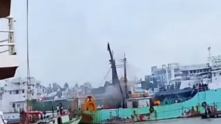 মাছ ধরার জাহাজে বিস্ফোরণের পর আগুন, দগ্ধ ৬ নাবিক
